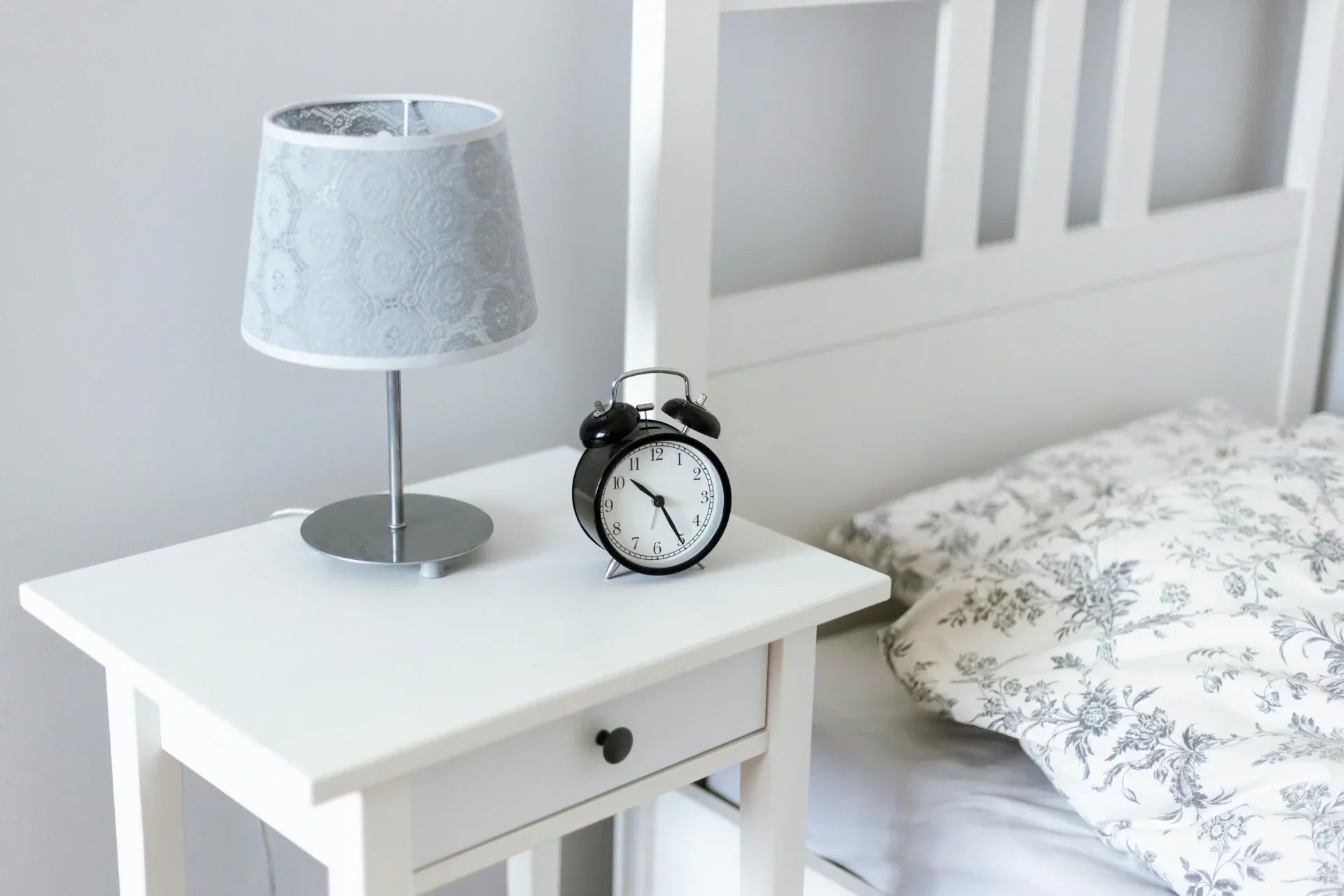 How to Choose a Bedside Table: Height, Size, and Storage Explained